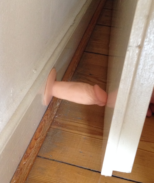 Dildo som dørstopper